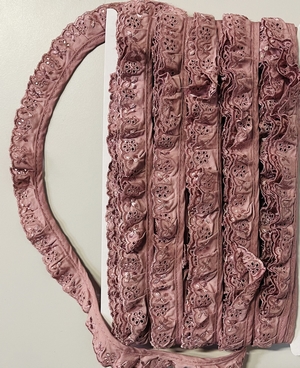 Broderiekant katoen met plooi 25 mm (25 m), Oud roze